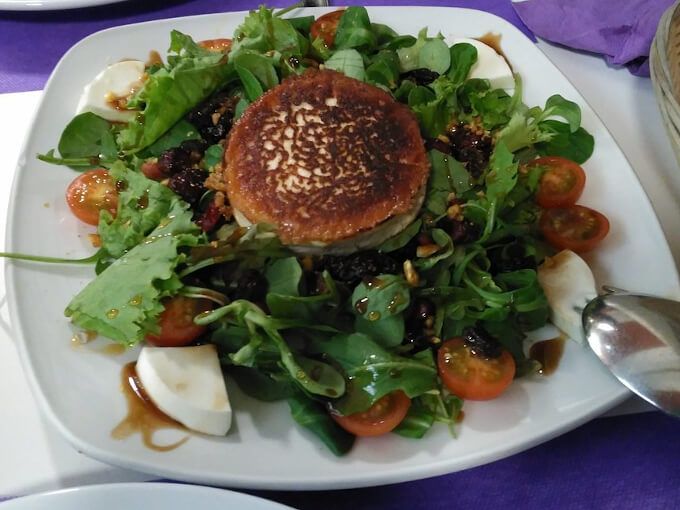 Ensalada de rulo de cabra